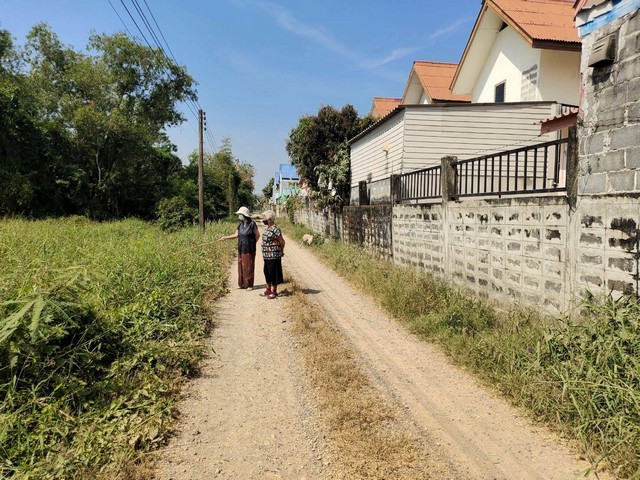 ขายด่วนที่ดินเนื้อที่ 1 ไร่ คลองห้าตะวันออก 9 จังหวัดปทุมธานีเนื้อที่ 1 ไร่ คลองห้าตะวันออก 9 ติดเอื้ออาทรคลองห้าห่างถนนเลียบคลองห้า250เมตรปากชอยเป็นเชเว่นที่ยังไม่ได้ถมน้ำไฟผ่านที่ราคาขาย 2650000 บาทโอนคนละครึ่ง ที่ดินใก้ลวงแหวนตะวันออกใกล้รรคลองห้าใกล้ตลาดตาสนใจติดต่อสอบถามรายละเอียดชำนาญT098-4150996พิกัด:ตำบลคลองห้า อำเภอคลองหลวง  จังหวัดปทุมธานี