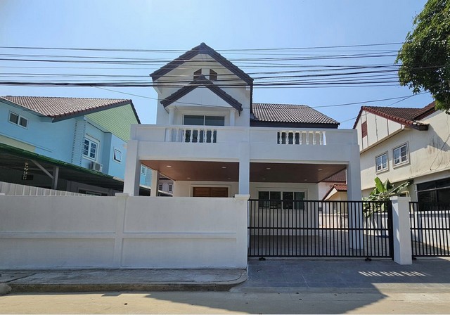   เนื้อที่ 72 ตร.ว. มีพื้นที่สนามด้านข้างกว้าง 220 ตร.ม. พร้อมรับทุกกิจกรรม ฟังก์ชั่น 3 ห้องนอน 4 ห้องน้ำ 3 ที่จอดรถ สะดวกทุกการเดินทาง บนทำเลติด ถ.ติวานนท์ ใกล้เซ็นทรัล และทางด่วน   แจ้งวัฒนะ   เพียง 5 นาทีถึง   ห้าแยกปากเกร็ด  ราคา 5,470,000 ล้านบาท**ฟังก์ชั่นบ้าน**ห้องนอน : 3 ห้องห้องน้ำ : 4 ห้องจำนวนชั้น : 2 ชั้นที่จอดรถ : 3 คันเนื้อที่ 72 ตารางวา- พื้นที่ใช้สอย 220 ตารางเมตร- หน้าบ้านหันไ