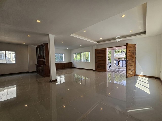 บ้านมือสองตกแต่งใหม่  หมู่บ้านลานทอง ติวานนท์-ปากเกร็ด หลังใหญ่