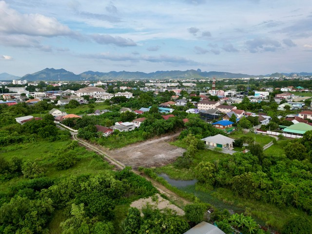 ขายที่ดิน ซอยหรรษา อ.เมือง จ.ลพบุรี ราคา 999,000 บาท*มุ้งมิ้ง11***ต.ป่าตาล อ.เมือง จ.ลพบุรี ซอยหรรษาพื้นที่ 130 ตารางวา น้ำ ไฟฟ้า หน้าแปลงจากถนน 4 เลน 150 เมตรในชุมชน เพื่อนบ้านรอบด้าน- วงเวียนพระนารายณ์  เพียง3กม.- รพ.พระนารายณ์ 3 กม.- โรงเรียนเมืองใหม่ 3 กม.- ตลาดกล้วยๆ 4 กม.- โลตัส 4 กม.- Big C 3 กม.- โรบินสัน 6 กม.- ร้านสะดวกซื้อ 1 กม.**ราคาปกติ 999,000 บาท**โปรลดเพิ่ม20% ต้อนรับเดือนแห่งความรักพิกัดแปล