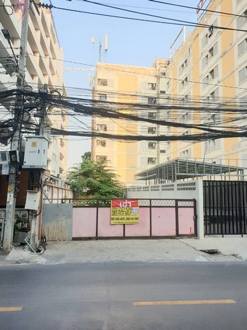 ZB043ที่ดินให้เช่า พื้นที่ 49 ตร.วา ซอยลาดพร้าว 130 ห่างจากปากซอย 250 เมตร เข้าออกได้ 2 เส้นทาง ปากซอยลาดพร้าว 130 และ ปากซอยรามคำแหง 81ใกล้สถานีรถไฟฟ้าสายสีเหลือง 700 เมตร-สถานที่สำคัญต่างๆโรงพบาบาลลาดพร้าว 1.5 kmโรงพยาบาลเวชธานี 900 เมตรโรงพยาบาลรามคำแหง 3.1 kmสถานีตำตรวจนครบาลลาดพร้าว 3.2 km-สถานที่อำนวยความสะดวกและบันเทิงเดอะมอลล์ไลฟ์สโตร์ บางกะปิ 1.3 kmN Mark Plaza (ห้างน้อมจิตต์) 1.2 kmให้เ