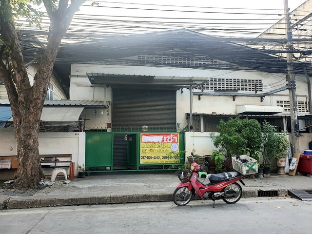  ZB039โกดังให้เช่า ไม่ขายเนื้อที่ 59 ตรว.1 ห้อง พิกัด ในซอยลาดพร้าว 107 แยก 17เข้าออกได้ 2 ทาง 1.ทางหน้าปากซอยลาดพร้าว 107 2.ทางซอยลาดพร้าว107แยก25 แล้วเลี้ยวซ้ายออกหน้าปากซอยลาดพร้าว 101 ค่าเช่า 35,000 /เดือน ล่วงหน้า 3 เดือน -ระยะห่างจากสถานที่สำคัญ1.2 km จากโรงพยาบาลเวชธานี3.3 km จากสถานีตำรวจนครบาลลาดพร้าว5.3 km จากสถานีตำรวจนครบาลหัวหมาก260 m จากมหาวิทยาลัยรัตนบัณฑิต(RBAC)9.6 km จากมหาวิทยาลัยเ