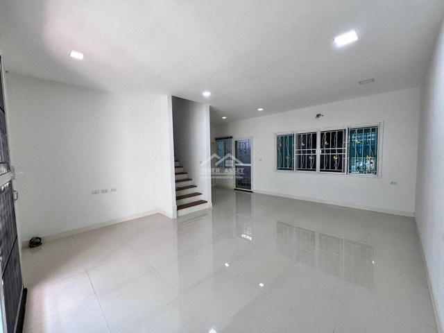 หมู่บ้านนิรันดร์ วิลล์ อยู่ในซอยวัดตะเคียน   ถนนกาญจนาภิเษก-นครอินทร์  รีโนเวทพร้อมอยู่