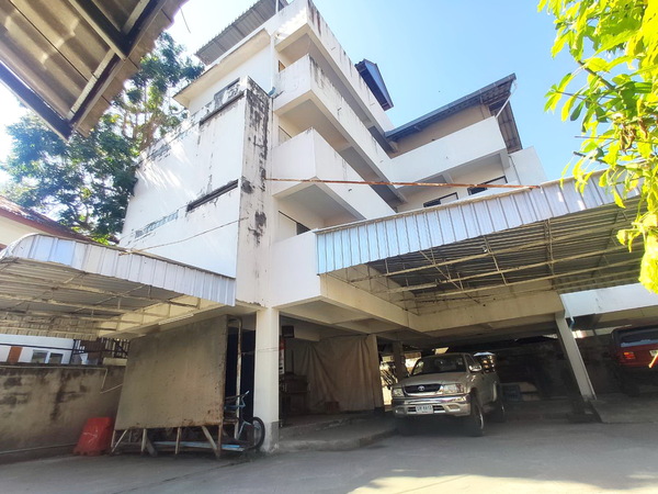 (ขาย) ที่ดินพร้อมสิ่งปลูกสร้าง หน้าประตูท่าแพ (ที่สุดท้ายไม่มีอีกแล้ว)   เนื้อที่ 254.5 ตร.วา จอดรถได้สูงสุด 12 คัน มีอาคาร 3ชั้น 1 อาคาร และ บ้าน 1ชั้น 1 หลัง  ตั้งอยู่บน ถ.ท่าแพ ห่างจาก ประตูท่าแพ 130 เมตร เหมาะสำหรับ : ร้านอาหาร , ร้านนวด , ที่เช่าจอดรถ , โรงแรม ฯลฯ พิกัด ต.ช้างม่อย อ.เมือง จ.เชียงใหม่https://maps.app.goo.gl/UJv9dkwsKzpjjgps6 สถานที่ใกล้เคียง ประตูท่าแพ 130 ม. ตลาดวโรรส (กาดหลวง) 1 กม.คลองแม่ข