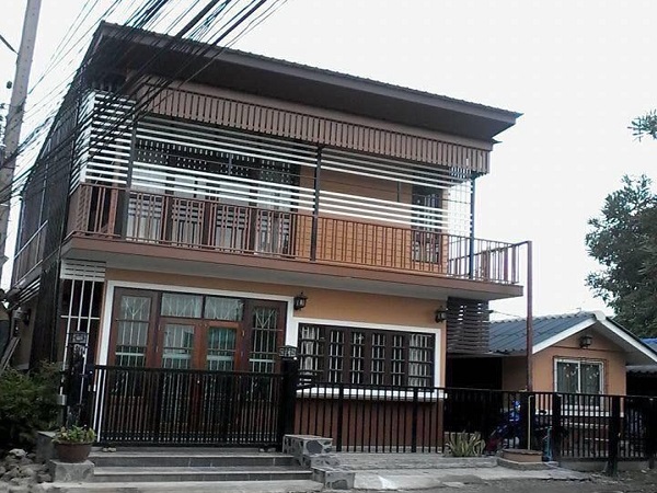 รายละเอียด  ให้เเช่าบ้านเดี่ยว 2 ชั้น เนื้อที่ 45 ตารางวา 4 ห้องนอน 3 ห้องน้ำ แอร์ เฟอร์นิเจอร์บางส่วน ถนน กรุงเทพ-กรีฑา-ศรีนครินทร์ ราคาเช่า 16,000 บ/ด บ้านเดี่ยวให้เช่าหลังหัวมุม 4 ห้องนอน 3ห้องน้ำ/ มี 1 เรือนรับรองหลังเล็กน่ารักด้านนอกพร้อมห้องน้ำ/ มีแอร์3 เฟอร์นิเจอร์ /ที่จอดรถ 2คัน น้ำไฟฟ้าของราชการ / อยู่หัวถนนกรุงเทพกรีฑา เข้าซอยข้างๆตลาดนัด มาร์เก็ตทูเดย์ เข้าออ