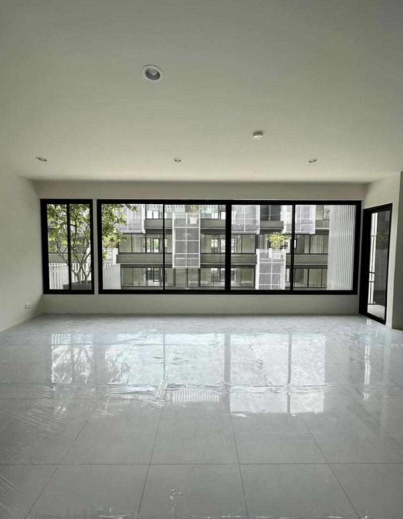 อาคารพาณิชย์ 4 ชั้น 4 ห้องน้ำ หน้ากว้าง 8 เมตรกระจกเปิดโล่งพร้อมที่จอดรถส่วนกลาง  สุขสวัสดิ์