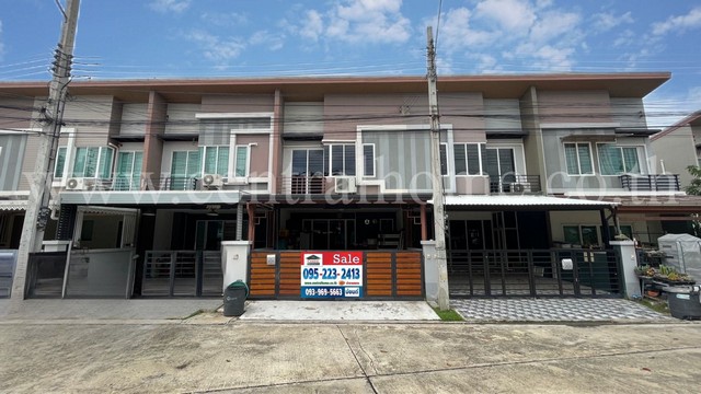 รหัสทรัพย์  4476ทาวน์โฮม คาซ่า ซิตี้ ราชพฤกษ์ - พระราม 5 ราคาพิเศษ หน้าบ้านไม่ชนใครที่ตั้ง : ถ. บางกรวย - ไทรน้อย ตำบลบางเลน อำเภอบางใหญ่ นนทบุรี 11140รายละเอียดทรัพย์- ทาวน์โฮม 2 ชั้น เนื้อที่ 22.3 ตารางวา พื้นที่ใช้สอย 135 ตารางเมตร- 3 ห้องนอน, 3 ห้องน้ำ, 1 ห้องครัว, 1 ห้องนั่งเล่น, จอดรถ 2 คัน- แอร์ใหม่ 3 เครื่อง เครื่องทำน้ำอุ่น 1 เครื่อง- ต่อเติมห้องครัวสิ่งอำนวยความสะดวก- สระว่ายน้