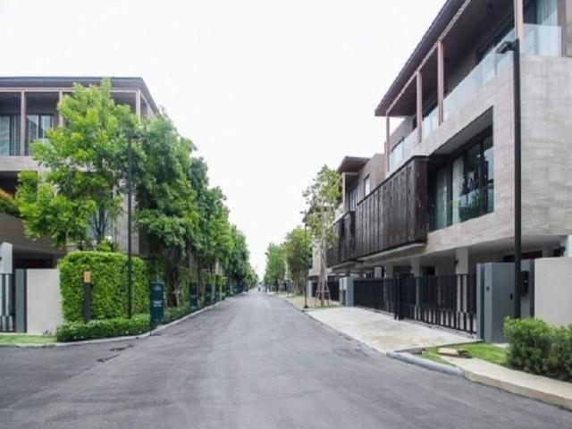 บ้านหรูติดถนนใหญ่ 3ชั้นมีลิฟต์ส่วนตัว 74 วา 500 ตารางเมตร  5 ห้องนอน  6 ห้องน้ำ จอดรถได้ 4 คัน  1 ห้องแม่บ้าน 1 ครัวไทย เฟอร์นิเจอร์ ครบ