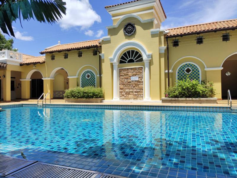 ให้เช่าด่วนๆบ้านเดี่ยว 2 ชั้นสุดหรู เนื้อที่ 200 ตารางวา  พื้นที่ใช้สอย 450 ตารางเมตร 4 ห้องนอน 5 ห้องน้ำ แอร์ เฟอร์นิเจอร์ครบตกแต่งสวย จัดเฟอร์นิเจอร์ให้ใหม่ทั้งหลัง ตกแต่งด้วยวัสดุเกรดพรีเมี่ยม  สวนสวย ที่จอดรถ 2 ห้องครัว 1 ห้องรับแขก 1 ห้องแม่บ้าน (โดยแยกส่วนครัวผรั่งและครัวไทย ) ระบบรักษาความปลอดภัยสูง ตรงข้าม Concordian International School ใกล้สนามกอล์ฟ Golf Muang Kaew. หมุู่บ้านอยู่หลัง