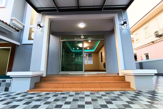 ขายบ้านเดียวหมู่บ้านภัสสร12 คลองหลวง (คลอง3)  อ.คลองหลวง จ.ปทุมธานีที่ตั้ง : หมู่บ้าน ภัสสร 12 ต.คลองสาม อ.คลองหลวง จ.ปทุมธานีhttps://goo.gl/maps/CQUY4zYonx8WNprE6รายละเอียดหลังนี้อยู่ซอย 7/1 ห่างจากป้อมยามเพียงแค่ 300 เมตรรีโนเวทใหม่ ทั้งหลัง มีพื้นที่รอบๆบ้าน  คุ้มค่า น่าอยู่ จอดรถ ในบ้าน ได้ถึง 3️ คัน มีห้องนอน 4️ ห้องนอน และมีห้องน้ำ 3 ห้องน้ำหลังนี้ในหมู่บ้านเป็นส่วนตัว และดูแลอย่างดี-ระ