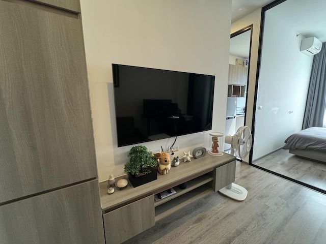 KnightsBridge Prime Onnut, clean, beautiful view, peaceful, 34th floor, BTS On Nut.***Service for selling/renting houses, condos and giving advice. If interested, contact at any time***Interested in additional details or pictures or making an appointment to see the room?Contact Ekachai (Aui)T. 089-799-5598Line ID : @auiauiaui001 (add @ in front) (Agent Post)Room type: 1 bedroom, 1 bathroomSize 27 sq m., 34th floorNew, clean room, beautifully decorated, ready to move in.details-------------------------------------------------- ------------Rental price 18,500.-/month-------------------------------------------------- ------------* Complete electrical appliances- Air conditioning- fridge- TV- washing machine-------------------------------------------------- ------------* furniture- wardrobe- Built-in kitchen- Bed with mattress- Sofa-------------------------------------------------- ------------*Nearby important places (Based on information from Google Map)- BTS On Nut : 600 m.- Habito mall