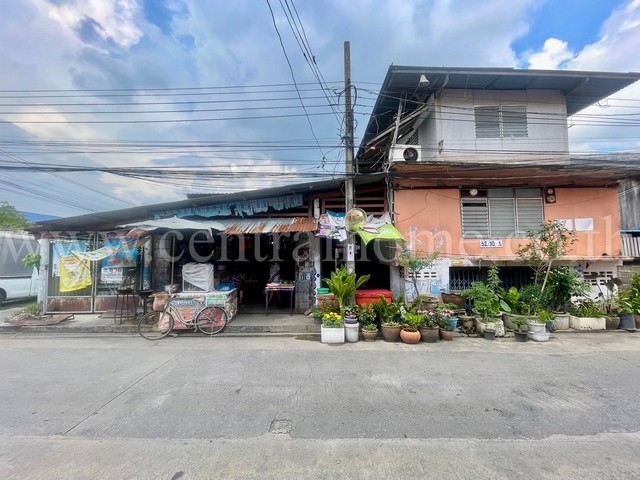 รหัสทรัพย์  4819ที่ดิน พร้อมสิ่งปลูกสร้าง พรานนก-กาญจนาภิเษกที่ตั้ง : ซอย ปากน้ำฝั่งเหนือ แขวงบางพรม เขตตลิ่งชัน กรุงเทพมหานคร 10170รายละเอียดทรัพย์- ขนาดที่ดิน 76.6 ตารางวา- หน้าแปลงหันทิศใต้สถานที่และทำเลใกล้เคียง- โรงพยาบาลศิริราช- โรงพยาบาลธนบุรี- โรงพยาบาลพญาไท 3- ม.ธรรมศาสตร์ ท่าพระจันทร์- ม.ศิลปากร วังท่าพระ- ม.สยาม- วิทยาลัยเทคโนโลยีสยาม- BTS สถานีบางหว้า- MRT สถานี