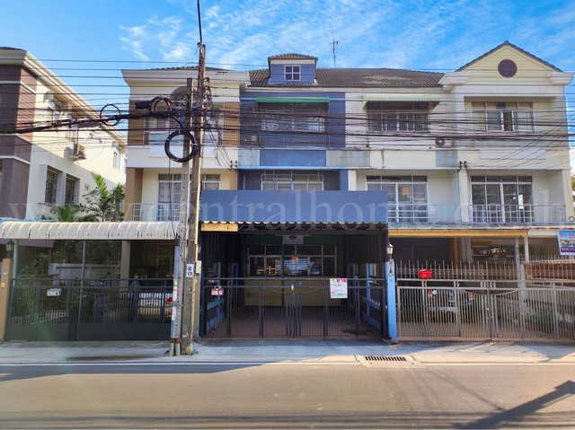 รหัสทรัพย์ : 3783ขายทาวน์เฮ้าส์ สวนพงษ์เพชร 7 ทำเลคลองประปา ติดเมืองทองที่ตั้ง : ซอย หมู่บ้านสวนพงษ์เพชร 7 ตำบลบ้านใหม่ อำเภอปากเกร็ด นนทบุรี 11120รายละเอียดทรัพย์ - เนื้อที่ 30.7 ตร.ว เนื้อที่ใช้สอย 190 ตร.ม- 3 ห้องนอน 2 ห้องน้ำ- 1 ห้องนั้งเล่น 1 ห้องครัว- พื้นบนปูน+ไม้ พื้นล่างกระเบื้อง- ต่อหลังคาหน้าบ้าน- จอดรถได้ 2 คันสถานที่สำคัญใกล้เคียง - เซ็นทรัลแจ้งวัฒนะ- อิมแพคเมืองทองธ