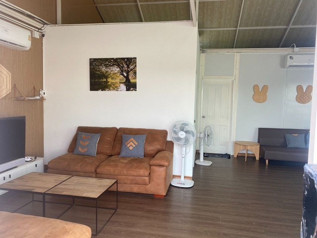 RHT1448ให้เช่าบ้านเดี่ยวชั้นเดียว 4 ห้องนอน มีสระว่ายน้ำ  ถนนประชาพัฒนา เขตลาดกระบังเนื้อที่ 175 ตรว. 4 ห้องนอน 4 ห้องน้ำ  2 ที่จอดรถสนใจติดต่อคุณเจี๊ยบ  092-851-6969Line:keti2522ราคาเช่า 30,000/เดือนซอยพระเทพรัตนโมลี4 ถนนประชาพัฒนา แขวงทับยาว เขตลาดกระบังให้เช่าบ้านพร้อมที่ดิน กว้าง175 ตรว.พร้อมสระว่ายน้ำ เฟอร์นิเจอร์และเครื่องใช้ไฟฟ้าครบ เข้าอยู่ได้ทันที ใกล้สนามบินสุวรรณภูมิ ย่านล