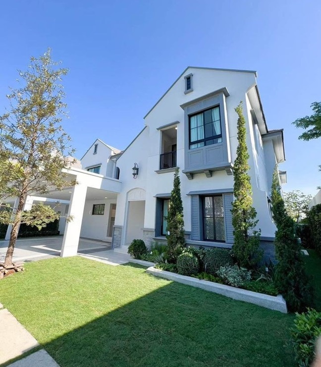 รหัสทรัพย์ CC 1,385ให้เช่า บ้านใหม่หรู 2ชั้น โครงการนันทวัน พระราม 9 กรุงเทพกรีฑาตัดใหม่  ใกล้ Wellington International School##  ให้เช่า ##Please directly contact : K.โบว์  083-782-4962for rent 320,000 baht/ Month ให้เช่า บ้านหรู ใหม่ นันทวัน พระราม 9 กรุงเทพกรีฑาตัดใหม่ บ้านใกล้คลับเฮ้าส์ และทางเข้าโครงการแปลงหัวมุมมีความเป็นส่วนตัว เครื่องใช้ไฟฟ้าครบทั้งหลังขนาด 106 ตร.วาพื้นที่ใช้สอย  303 ตร.ม.4 ห้องนอน 5 ห้องน้ำที่จอดรถ 6 คัน2 ห้องคร