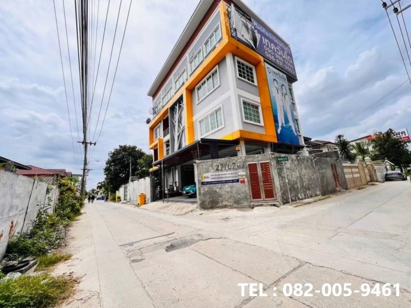 ขาย Home Office บ้านสไตล์โมเดิร์น 4 ชั้น  ตำบลบางตลาด อำเภอปากเกร็ด นนทบุรีที่ตั้ง : 27/87 ซอย หมู่บ้านสวัสดิการทหารบกแจ้งวัฒนะ 5 ตำบลบางตลาด อำเภอปากเกร็ด นนทบุรี 11120https://maps.app.goo.gl/SRvfDxsYHDthM2qw6ขนาดพื้นที่ :  69.5 ตารางวา เนื้อที่ใช้สอย 635 ตารางเมตรรายละเอียด - 6 ห้องนอน 5 ห้องน้ำ- ชั้นที่1= 2ห้องรับแขก /1ห้องนอน/1ครัว/1ห้องน้ำ- ชั้นที่2=3ห้องนอน/2ห้องน้ำ/1ห้องรับแขก- ชั้นที่3=2ห้องนอน/1ห้องน้ำ/1ห้องเก็บ