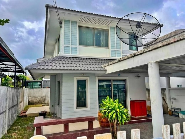 ขายบ้านแฝด 2 ชั้น หมู่บ้านสวนฟ้าใสพิกัด บางแสน-ซอยสาระพัดช่าง บ้านสวยทำเลดี น้ำไม่ท่วม ที่สำคัญเพื่อนบ้านทั้งดี สงบเงียบ ไม่เสียงดังรบกวนเนื้อที่ขนาด 42.8 ตารางวา3 ห้องนอน 2 ห้องน้ำ 1 ครัว1 ห้องโถง 2 ที่จอดรถบ้านอายุ 10 ปี หน้าบ้านทิศเหนือพื้นที่ส่วนกลาง- ระบบรักษาความปลอดภัยตลอด 24 ชั่วโมง- กล้อง CCTV- สวนส่วนกลาง สำหรับทุกการพักผ่อนท่ามกลางธรรมชาติสถานที่ใกล้เคีย