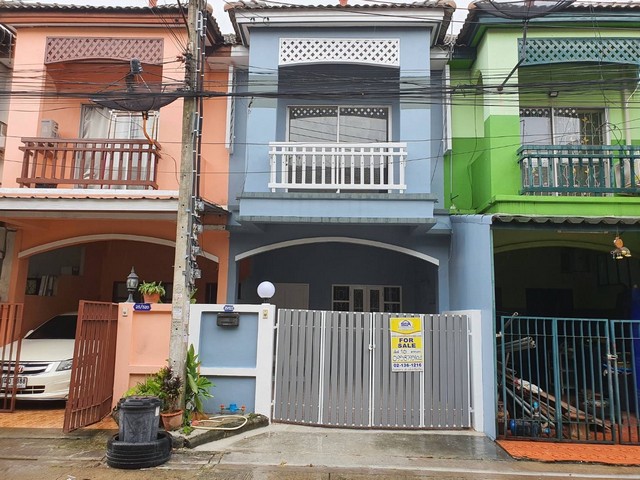 ขาย ทาวน์เฮ้าส์ ม.ณ ราธร สุวินทวงศ์ NUSASIRI (ม.กฤษณา)ที่ตั้งโครงการ : ซอยสุวินทวงศ์ 23 แขวงโคกแฝด เขตหนองจอก กรุงเทพมหานครเนื้อที่ 16 ตารางวา พื้นที่ใช้สอย 117 ตารางเมตรหน้ากว้าง 4.5 เมตร2 ชั้น ขนาด 3 ห้องนอน 2 ห้องน้ำ1 ห้องรับแขก 1 ห้องครัว ที่จอดรถ 2 คันอายุทรัพย์สิน 19 ปี หน้าบ้านหันไปทิศ ตะวันตกเฉียงใต้บ้านตกแต่งใหม่ ทาสีใหม่ ปูกระเบื้องใหม่โครงสร้างเป็นตึก 2 ชั้น ทาสี ตกแต่