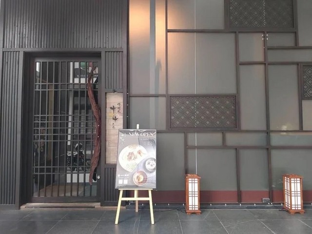 ขายร้านอาหารญี่ปุ่น.โอมากาเสะ ซอยพร้อมจิตตเขตวัฒนา กทม. ร้านนี้เหมาะสำหรับร้านค้าระดับไฮเอนด์8 ถึง 10 ที่นั่งที่เคาน์เตอร์ 1 ห้องส่วนตัวปัจจุบันร้านอาหารนี้ให้บริการอาหารแบบคอร์ส[ชั้น] ชั้น 1[พื้นที่] สุขุมวิท[ขนาด] 1 ชั้นประมาณ 80 ตร.มแคชเชียร์ เคาน์เตอร์ ห้องส่วนตัว ห้องน้ำชายและหญิงห้องครัว ห้องเปลี่ยนเสื้อผ้า[ค่าโอน] 1. ล้าน B (ต่อรองได้)[เช่า] 140,000B[ปีสัญญา] สัญญา