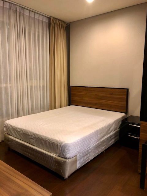 Ivy Thonglor, beautiful view, clean, livable, 21st floor, BTS Thonglor.***Service for selling/renting houses, condos and giving advice. If interested, contact at any time***Interested in additional details or pictures or making an appointment to see the room?Contact Ekachai (Aui)T. 089-799-5598Line ID: @auiauiaui001 (add @ in front) (Agent Post)-------------------------------------------------- ------------Room type: 1 bedroom, 1 bathroomSize 36 sq m., 21st floorNew, clean room, beautifully decorated, ready to move in.details-------------------------------------------------- ------------Rental price: 20,000 baht/month-------------------------------------------------- ------------*Nearby important places (Based on information from Google Map)- The Taste Thonglor : 550 m.- Ten Thonglor : 200 m.- EmQuartier : 2.4 km.- Emporium : 2.6 km.- Wells Thonglor International School: 1.9 km.- Srinakharinwirot University (SWU): 3.8 km.- Bangkok Hospital: 1.6 km.--------------------------------------