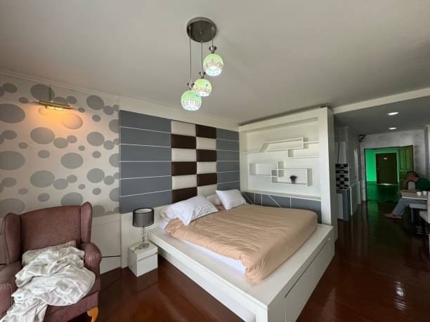 ให้เช่า 15,000 บาท/เดือน #ฮิลล์ไซด์4 คอนโด 45 ตรม. #วิวดอย ห้องขนาดใหญ่ #เฟอร์นิเจอร์ครบ #หิ้วกระเป๋าพร้อมเข้าอยู่ #ใกล้นิมมาน #ใกล้เมญ่า ใกล้เมือง เดินทางสะดวกสบาย สิ่งอำนวยความสะดวกครบครันพิ้นที่ 45 ตรม.ชั้น 151 ห้องนอน 1 ห้องน้ำมีชั้นส่วนตัวและสระว่ายน้ำบนชั้น 15 และมีห้องซาวน่าให้เช่า ทำสัญญา 1 ปีขึ้นไป เช่าเดือนละ 15,000 บาท เงินมัดจำ 2 เดือน จ่ายค่าเช่าล่วงหน้า 1 เดือนสถา