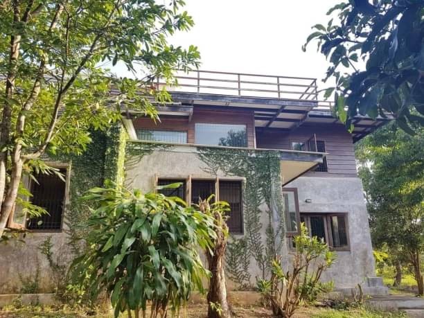 ขายบ้านสวนติดน้ำ 2.75 ล้าน #ขี้เหล็ก #แม่แตง #สไตล์ลอฟท์ #ขายต่ำกว่าราคาประเมิน #ขายตามสภาพ #รีโนเวทอยู่เองหรือปล่อยเช่าได้ #เหมาะทำบ้านพักตากอากาศ บรรยากาศดี สงบเงียบ มีความเป็นส่วนตัว น้ำไหลผ่านทั้งปี ที่ดิน 189 ตรว.+พื้นที่งอกริมลำเหมือง รวมเกือบ 200 ตรว.ส่วนควบอาคาร 31 ตรม.รวมพื้นที่ใช้สอยประมาณ 291 ตรม.4 ห้องนอน 3 ห้องน้ำห้องรับแขกใหญ่ห้องครัวมีบิ้วอินบังกะโล 1 นอน