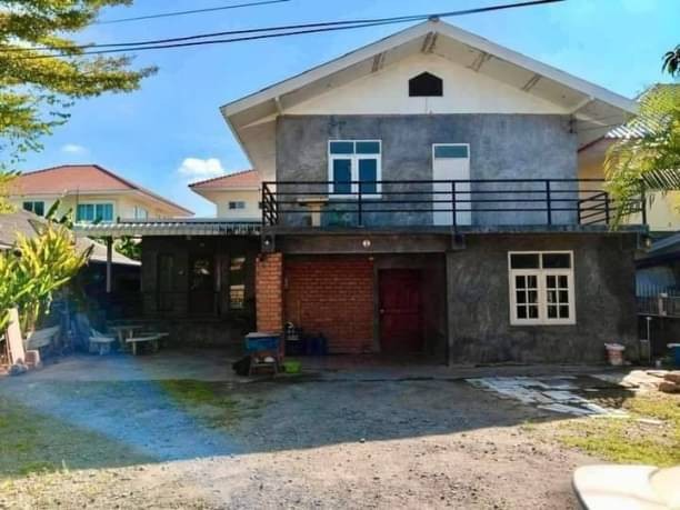 ซื้อ1แถม2 ขายด่วน เพียง 2.3 ล้าน 85 ตรว. บ้าน 2 หลัง #ต้นเปา #สันกำแพง #สไตล์ลอฟ์ท หมู่บ้านเงียบสงบ ใกล้เมือง เดินทางเข้าเมืองเพียง 5-10 นาที ที่ดิน 85 ตารางวาบ้านหลังใหญ่3 ห้องนอน 1 ห้องน้ำ1 ห้องรับแขก1 ห้องครัวบ้านหลังเล็ก1 ห้องนอน 1 ห้องน้ำจออดรถ 2-4 คันสถานที่ใกล้เคียงใก้ลบิ๊กซีใกล้แมคโคร ใก้ลโลตัสใก้ลแอร์พอร์ตเฟสฯใกล้ตลาดสดขายเพียง 2.3 ล้าน #ราคาต่อรองได้บริ​การยื่น​สิ