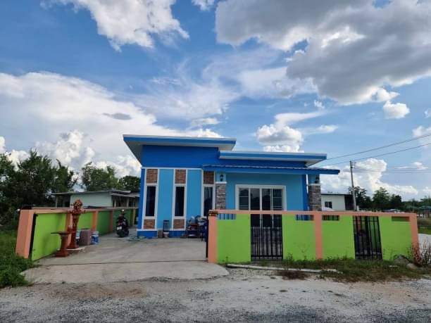 โซนดอยสะเก็ด ขายเพียง 1.4 ล.เท่านั้น 50 ตรว. #สำราญราษฎร์ บ้านเดี่ยวชั้นเดียว #วิวทุ่งนาสวย #ใกล้ตลาดท่ารั้ว #ใกล้เซ็นทรัลเฟสติวัล 25 นาทีเนื้อที่ 50 ตรว.พื้นที่ใช้สอย 88 ตรม.3 ห้องนอน​ 2 ​ห้องน้ำ​1​ ห้องโถง​2 ​ที่จอดรถ​บริ​การยื่น​สินเชื่อ​ทุก​ธนาคาร​ฟรี​ ไม่มีค่าใช้จ่ายเอกสารที่ใช้ยื่นแบงค์สำหรับพนักงาน​ทำงานประจำ1. สำเนาบัตรประชาชน2. สำเนาทะเบียนบ้าน3. สลิปเงินเดื