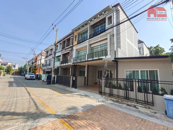 รายละเอียด  ให้เช่าทาวน์เฮ้าส์ 3 ชั้น เนื้อที่ 34 ตร.ว พื้นที่ใช้สอย 200 ตร.ม 3ห้องนอน 3ห้องน้ำ เฟอร์ครบ ถนนลาดพร้าว71 เขตลาดพร้าว ราคาเช่า 35,000 บ/ด  สิ่งอำนวยความสะดวก รปภ 24 ช.ม สถานที่สำคัญใกล้เคียง ห้างสรรพสินค้า Central Festival Eastville  Crystal Park Chic Republic  Big C ลาดพร้าว  Crystal Design Center (CDC)  Maxvalu  Tesco Lotus เลียบทางด่วนรามอินทรา  HomePro  Foodland  Central ลาดพร้าว   The JAS วังหิน Green Plaza  Union Mall  Tesco Lotus ลาดพร้าว ตลาดโชคชัย 4  ตลาดสะพานสอง   ม.เกษตร