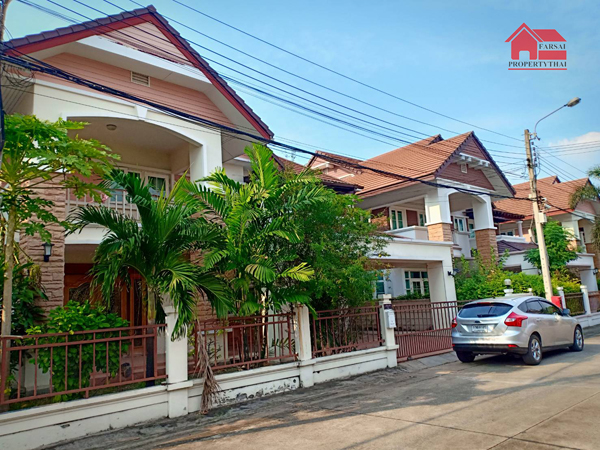 รายละเอียด  ให้เช่าบ้านเดี่ยวหรู 2 ชั้น เนื้อที่ 90 ตารางวา พื้นที่ใช้สอย 280 ตารางเมตร 5 ห้องนอน 4 ห้องน้ำ ฟอร์นิเจอร์ครบ ตกแต่งด้วยวัสดุเกรดดี ที่จอดรถ 3  คัน 2 ห้องครัว 2 ห้องรับแขก 1ห้องแม่บ้าน ร่มรื่นด้วยสวนต้นไม้ สิ่งอำนวยความสะดวก สวนสาธารณะ สนามเด็กเล่น กล้องวงจรปิด เจ้าหน้าที่ รปภ. 24 ช.ม ศูนย์การค้าใกล้   บิ๊กซี อ่อนนุช  โลตัส เอ็กซ์เพรส มินิ บิ๊กซี  MaxValu  ซีคอนสแค