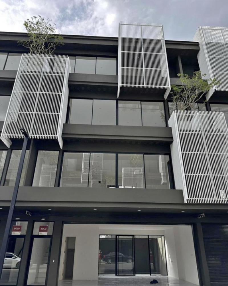 อาคารพาณิชย์ 4 ชั้น 4 ห้องน้ำ หน้ากว้าง 8 เมตร* กระจกเปิดโล่ง เห็นชัดจากถนนใหญ่ พร้อมที่จอดรถส่วนกลาง Suksawat ( สุขสวัสดิ์) โครงการใหม่บนทำเลของการอยู่อาศัยและธุรกิจที่ดีที่สุดของสุขสวัสดิ์ พร้อมเข้าอยู่-เริ่มธุรกิจแล้ว ✅ ติดถนนใหญ่ ใกล้สุขสวัสดิ์ ✅ 3 นาที* ถึงทางด่วนเฉลิมมหานคร✅ 2 นาที* ถึงวงแหวนอุตสาหกรรม✅ เชื่อมต่อ CBD พระราม 3 – สาทร เพียง 10 นาที ✅ ใกล้ MRT สายสีม่วงใต