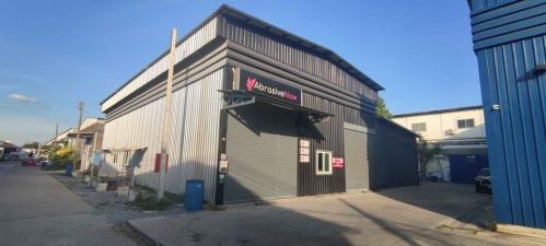 ให้เช่าโกดัง พร้อมออฟฟิต ขนาด 440 ตรม. ทำเลดีใกล้ถนนใหญ่ เทพารักษ์ กม.11ราคาเช่า 54,000 บาท / เดือน ( ประกัน 2 เดือน ล่วงหน้า 1 เดือน )ที่ตั้ง ถนนเทพารักษ์ (กม.11) ตำบลบางพลีใหญ่ อำเภอบางพลี จังหวัดสมุทรปราการติดต่อ : คุณภัสพงณ์ 063-409-8164Line : deedaa23พื้นที่ใช้สอย 440 ตารางเมตร มีสำนักงานในตัว จำนวน 2 ห้องน้ำระบบไฟฟ้า 3 เฟส รถใหญ่เข้าได้ครับราคาเช่า 54,000 บาท / เดือน ( ประกัน 2 เดือน ล่วงหน้า 1 เดือ�