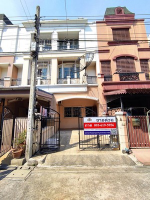 ขายทาวน์โฮม 3 ชั้น สภาพดีพร้อมอยู่หมู่บ้าน ปริญลักษณ์ เอกชัย-บางบอน3 ห้องนอน 4 ห้องน้ำ(Prinyaluck Ekachai-Bangbon).พิกัดหมู่บ้านปริญลักษณ์ เอกชัย-บางบอน คลองบางบอน เขตบางบอน กรุงเทพมหานคร 10150https://maps.app.goo.gl/i5oMZvSz1kkNYMfEA.รายละเอียด- พื้นที่ 17.4 ตารางวา- พื้นที่ 192 ตารางเมตร- หันไปทางทิศตะวันตกเฉียงเหนือ- 3 ห้องนอน 4 ห้องน้ำ- แถมบิ้วอินครัว- แถมแอร์ 3 ตัว- แถมเครื่องทำน้ำอุ่น 2 เครื่อง.ขายถูกในราคา 2,800,000 บ