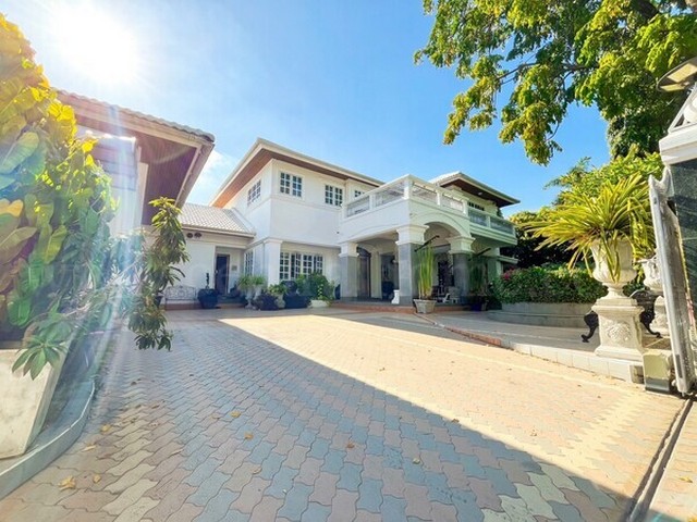 รหัสทรัพย์ 4920บ้านเดี่ยว Perfect place รามคำแหง-164 เนื้อที่ 231 ตร.วาที่ตั้ง  รามคำแหง 164 แขวงมีนบุรี เขตมีนบุรี กรุงเทพมหานคร 10510รายละเอียดทรัพย์- เนื้อที่ 231.7 ตารางวา พื้นที่ใช้สอย 500 ตารางเมตร - 4 ห้องนอน + ห้องนอนแม่บ้าน 1 ห้องรวมทั้งหมดเป็น 5 ห้องนอน - 3 ห้องน้ำในตัวบ้าน 1 ห้องน้ำนอกตัวบ้าน (ห้องน้ำแม่บ้าน) รวมเป็น 4 ห้องน้ำ- ชั้นล่างมีห้องประชุมและห้องทำงานสามารถเปลี่ยนเป็นห้อง