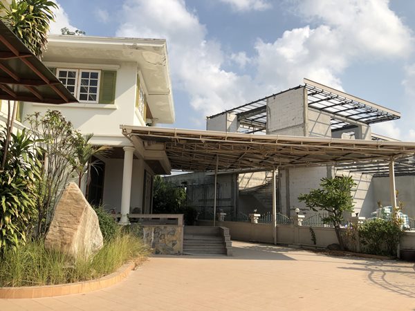 ปล่อยเช่าบ้านกฤษดานคร 20 แขวงศาลาธรรมสพน์ เขตทวีวัฒนา กรุงเทพมหานครที่ตั้ง : หมู่บ้านกฤษดานคร 20 แขวงศาลาธรรมสพน์ เขตทวีวัฒนา กรุงเทพมหานคร 10170https://maps.app.goo.gl/YZe3ugsX4YCPLgBh6ขนาดพื้นที่ : 250 ตารางวารายละเอียดบ้าน 2 ชั้น 6 ห้องนอน 5 ห้องน้ำ 1ห้องแม่บ้าน 1 ห้องครัว จอดรถได้ 4 คัน   เฟอร์นิเจอร์ตามภาพสถานที่ใกล้เคียง-โรงพยาบาล ธนบุรี ทวีวัฒนา - บุญ ถาวรพุทธมณฑลสาย 3 -ใกล้เซ็นทรัล ศาลายาติ