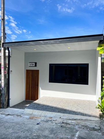 #THS033 สำหรับขาย : ทาวน์เฮาท์ชั้นเดียว 2 ห้องนอน 2 ห้องนํ้าบ้านโซนเมือง ใกล้โรงพยาบาลมิชชั่นซอยเสียงใต้ รัษฎา (ซอยตรงข้ามโรงแรม B2)- ทาวน์เฮาส์ชั้นเดียว บ้านเลขที่ 1/19- ขนาด 24 ตารางวา- 2 ห้องนอน 2 ห้องน้ำ- ห้องนั่งเล่นกว้างมาก- สร้างเต็มพื้นที่- ใช้น้ำบาดาล ฟรีถังเก็บน้ำขนาด 1,000 ลิตร สถานที่ใกล้เคียง- 5 นาทีถึงโรงพยาบาลมิชชั่น- 15 นาทีถึงเมืองเก่าภูเก็ต- 20 นาทีถึงเซ็นทรัลภูเ