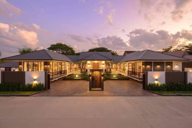 ความหรูหรา ร่วมสมัย เริ่มต้นที่ 60.38 ล้านบาท #พูลวิลล่าสร้างใหม่ 5 นอน 6 น้ำ เพิ่มระดับมาตรฐานการใช้ชีวิตของคุณ บ้านหลังใหญ่ ใจกลางเมืองเชียงใหม่ #ทำเลดีที่สุด ห่างจากสะพานเหล็กเพียง 5 นาที #บ้านพร้อมเข้าอยู่ #ใกล้กับสนามกอล์ฟยิมคานา ห่างจากนามบินเพียง 10 นาที สิ่งอำนวยความสะดวก ครบครันเนื้อที่ 433 ตารางวาขนาดพื้นที่ใช้สอย 685 ตรม.5 ห้องนอน 6 ห้องน้ำห้องครัวฝรั่ง แล