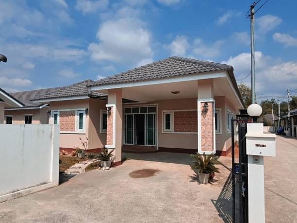 บ้านสภาพเอี่ยม #เจ้าของซื้อไว้ไม่ได้อยู่ ขาย 2.2 ล้าน 61.2 ตรว. บ้านเดี่ยวชั้นเดียว #แม่คือ #ดอยสะเก็ด #ใกล้วัดแม่คือ #ใกล้ตลาดแม่คือ เนื้อที่ 61.2 ตรว.3 ห้องนอน 2 ห้องน้ำ1 ห้องนั่งเล่น1 ห้องครัว1 ที่จอดรถบริ​การยื่น​สินเชื่อ​ทุก​ธนาคาร​ฟรี​ ไม่มีค่าใช้จ่ายเอกสารที่ใช้ยื่นแบงค์สำหรับพนักงาน​ทำงานประจำ1. สำเนาบัตรประชาชน2. สำเนาทะเบียนบ้าน3. สลิปเงินเดือน 3 เดือนล่าสุด (