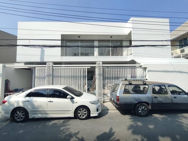PO236 ให้เช่า บ้านเดี่ยว 2 ชั้น เหมาะสำหรับอยู่อาศัยและทำโฮมออฟฟิศ  รีโนเวทใหม่ สุทธิสาร