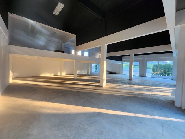 ให้เช่าอาคารพาณิชย์พื้นที่ใช้สอย 240 ตร.ม.สามารถเชื่อมต่อไปยังถนนรัชดาและเลียบด่วนรามอินทราได้ ย่านพระราม9 ชั้น1 และชั้นลอย