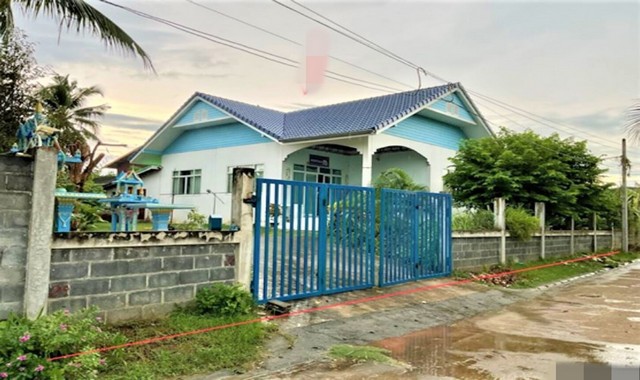 รายละเอียดเพิ่มเติมCode ID :   PKK02-16207ราคาขาย       1,916,000 บาท- ขนาดพื้นที่ :  125 ตร.ว (1 งาน / 25 ตร.ว) - พื้นที่ใช้สอย :   140 ตร.ม- จำนวนห้อง :  3 ห้องนอน 2 ห้องน้ำ - ที่จอดรถ :   1-2 คัน- บ้านเดี่ยว  :    1 ชั้น- บ้านเดี่ยวหันทางทิศ : -- อายุอาคาร :   8 ปีพิกัดทรัพย์ :   https://maps.app.goo.gl/GTModSgL1UbvVsP76สถานที่ใกล้เคียง- ใกล้วัดใหม่หัวทำนบ- ใกล้โรงเรียนบ้านหนองยาง- ใกล้โรงเรียนบ้านหนองโบสถ์- ใกล้วัดหนองโบสถ์น้อยสอบถามเพิ่มเติม/นั�