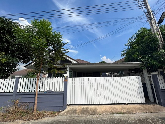   รายละเอียดเพิ่มเติม Code ID : PKK02-01083  ราคาขาย  2,900,000 บาท- ขนาดพื้นที่ :   60.00 ตร.ว.- พื้นที่ใช้สอย :   -- จำนวนห้อง :   3 ห้องนนอน 2 ห้องน้ำ - ที่จอดรถ :    1   คัน- บ้านหันทางทิศ : - พิกัดทรัพย์ : https://maps.app.goo.gl/CHaVNv9uWb85YmpNA    สถานที่ใกล้เคียง- ใกล้ตลาดนัดวันอาทิตย์วัดหนองเกตุใหญ่ - ใกล้โรงพยาบาลศรีสินชล - ใกล้โลตัส โก เฟรช หนองเกตุใหญ่- ใกล้ซีเจ ซูเปอร์มาร์เก็ต สาขาหนองเกตุน้อย  สอบถามเพิ่มเติม/นัดชมโทร. 097-419-