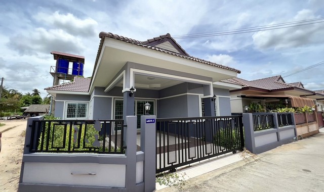   รายละเอียดเพิ่มเติม Code ID : PKK02-01000  ราคาขาย  2,800,000 บาท- ขนาดพื้นที่ :   67.30 ตร.ว.- พื้นที่ใช้สอย :   -- จำนวนห้อง :   2 ห้องนอน 2 ห้องน้ำ - ที่จอดรถ :   1    คัน- บ้านหันทางทิศ : - พิกัดทรัพย์ : https://maps.app.goo.gl/Lt2ZaduJVfwF9YgL9    สถานที่ใกล้เคียง- ใกล้โรงพยาบาลศรีสินชล - ใกล้ ซีเจ มอร์ สาขาโรงโป๊ะตะเคียนเตี้ย  - ใกล้Lotus, s gofresh โรงโป๊ะตะเคียนเตี้ย(3338)- ใกล้มินิบิ๊กซีโรงโป๊ะ-ตะเคียนเตี้ย สอบถามเพิ่มเติม/นัดชมโทร. 097-419-5982(พลอ