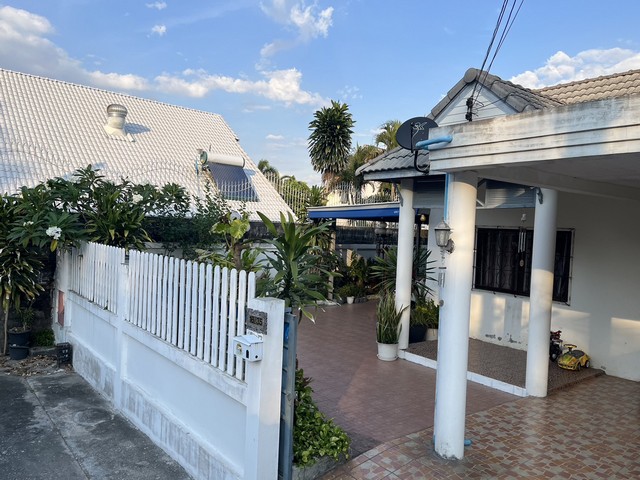 บ้าน ขายบ้านพักอาศัย 1 ชั้น บนที่ดิน 75 ตร.ว. หมู่บ้าน พัทยา กรีนวิลล์ (พัทยา, ชลบุรี) ราคา 2.4 ล้านบาทเท่านั้น!!! ราคา-ดี อยู่ในโครงการคุณภาพของ ม.พัทยา กรีนวิลล์ เพียบพร้อมไปด้วยระบบรักษาความปลอดภัยอย่างเข้มงวด คลับเฮาส์ สระว่ายน้ำ สวนธารณะร่มรื่น ห้อมล้อมไปด้วยต้นไม้ใหญ่ ให้คุณสร้างครอบครัวอันอบอุ่นในสังคมคุณภาพ