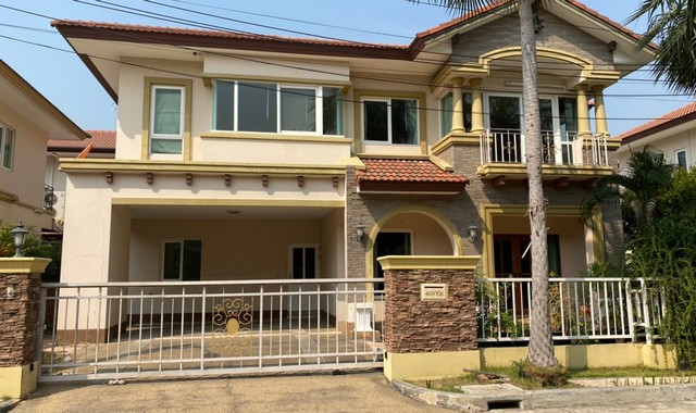  รายละเอียดเพิ่มเติม Code ID : PKK02-00583  ราคาขาย  12,000,000 บาท- ขนาดพื้นที่ :   68.90 ตร.ว.- พื้นที่ใช้สอย :   -- จำนวนห้อง :   3 ห้องนอน 3 ห้องน้ำ - ที่จอดรถ :   2    คัน- บ้านหันทางทิศ : - พิกัดทรัพย์ : https://maps.app.goo.gl/Gza3nfzz8R6ZQ32x5    สถานที่ใกล้เคียง- ใกล้ถานีรถไฟ หลักสอง - ใกล้ดิ เอ็กซ์เพลส มอลล์  - ใกล้โรงพยาบาลเกษมราษฎร์ บางแค - ใกล้โรงพยาบาลตากรุงเทพ โรงพยาบาลบุญญาเวช สอบถามเพิ่มเติม/นัดชมโทร. 097-419-5982(พลอย)โทร. 096-932-4624(ออ�