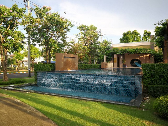 สนใจติดต่อ: โดม รัชดา โทร: 065-586-9872ไลน์ไอดี: giantmw หรือ @yem0202n.ขายบ้าน ค.ส.ล. 2 ชั้น โครงการหมู่บ้านฮาบิเทีย ปัญญาอินทรา (100.4 ตร.ว.) และมีพื้นที่ใช้สอย 156 ตร.ม. (ราคา 6.95 ล้านบาทถ้วน).ทำเลที่ตั้ง: หมู่บ้านฮาบิเทีย ปัญญาอินทรา.รายละเอียดทรัพย์ที่ขาย: บ้านเดี่ยว 2 ชั้น 3 ห้องนอน 3 ห้องน้ำ พร้อมเฟอร์นิเจอร์และเครื่องใช้ไฟฟ้า โครงการคุณภาพของแสนสิริ เพียบพร้อมไปด้วยระบบรักษาความปลอดภั