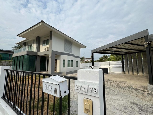 ขายบ้านเดี่ยว 2 ชั้น หมู่บ้านสิรัญญาพาร์ค ลพบุรี อยู่หลังขนส่งลพบุรี เดินทางสะดวก หมู่บ้านเงียบสงบ ปลอดภัย เนื้อที่บ้าน 147 ตรว บ้าน2 ชั้น 3 ห้องนอน 3 ห้องน้ำ 1ห้องโถงใหญ่ 1ห้องนั่งเล่น 1ห้องครัวใหญ่ โรงจอดรถจอดได้ 4 คัน มีพื้นที่บริเวณบ้านเหลือเยอะ ราคาขาย 5.2 ล้านบาทสนใจติดต่อสอบถามกับเจ้าของโดยตรงคับ 0922888998 นิวที่ตั้ง :ต.ถนนใหญ่ อ.เมือง จ. ลพบุรี