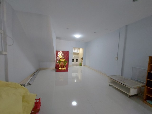 ทาวเฮ้าส์ 3 ชั้นครึ่ง ไล่ระดับ ถ.สาธุประดิษฐ์ 45 เนื้อที่ 21 ตารางวา ตกต่งแล้วบางส่วน 2 ห้องนอน 2ห้องน้ำ