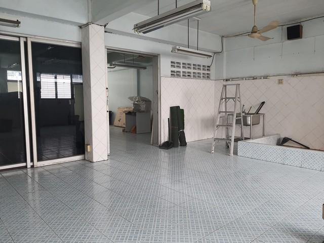 ให้เช่าและขายอาคารพาณิชย์ 5 ชั้นครึ่ง 2 คูหา ใจกลางเมือง ซอยทินกร ดินแดง เนื้อที่ 32.4 ตรว.580 ตร.ม. 6 ห้องนอน ห้องน้ำในตัวทุกห้อง