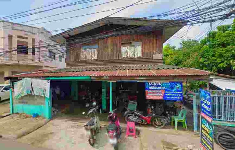 ขายที่ดินพร้อมสิ่งปลูกสร้าง 2 หลัง ติดถนนหลักเมือง อ.เมือง จ.ศรีสะเกษที่ตั้ง  : ถ.หลักเมือง ต.เมืองใต้ อ.เมือง จ.ศรีสะเกษ 33000พิกัด  : https://maps.app.goo.gl/r4K45vczpJ4Xa4B58เนื้อที่: 1 งาน 25.6 ตารางวาขายที่ดินพร้อมสิ่งปลูกสร้าง 2 หลัง ติดถนนหลักเมืองอ.เมือง จ.ศรีสะเกษเหมาะสำหรับทำร้านค้า ร้านอาหาร หอพัก คลินิก สถานกวดวิชา ที่อยู่อาศัย และเชิงพาณิชย์อื่นๆสถานที่ใกล้เคียง- รพ.ประชารักษ์- รพ.ศร